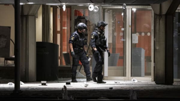 Svensk politi: Kriminelle betaler for bombesprængninger