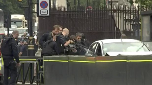Britisk politi: Vi efterforsker parlament-påkørsel som terror