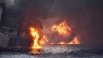 Brændende olietanker med 150.000 ton kondensat sunket: Havet står i flammer